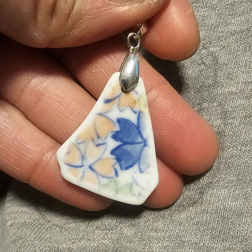 Elegant Blue and Gold Pendant Necklace